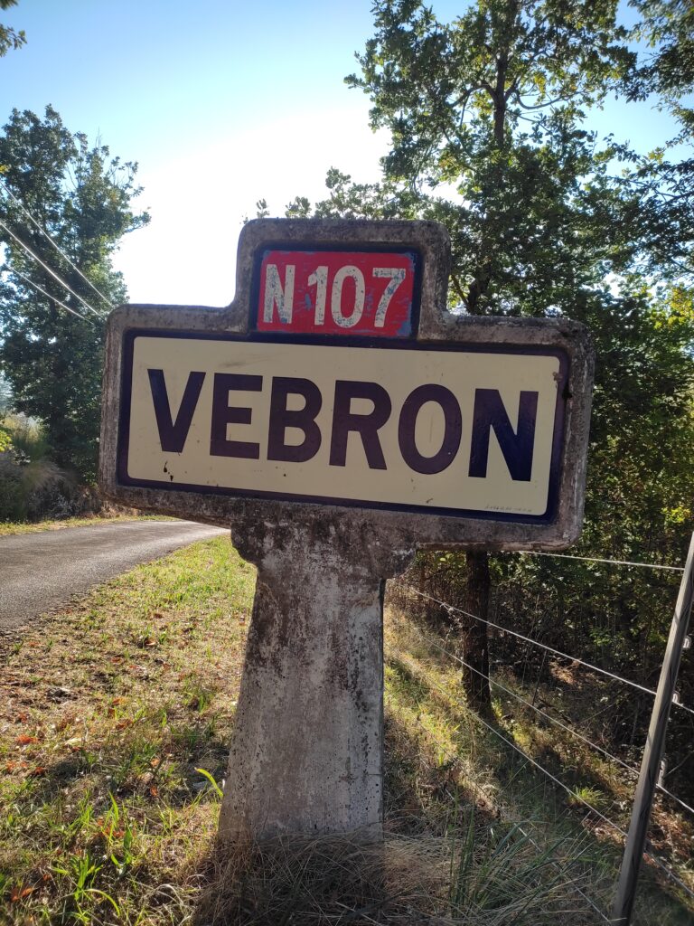 photo du panneau à l'entrée du village de Vébron, où se situe la Maison Emile Teissier